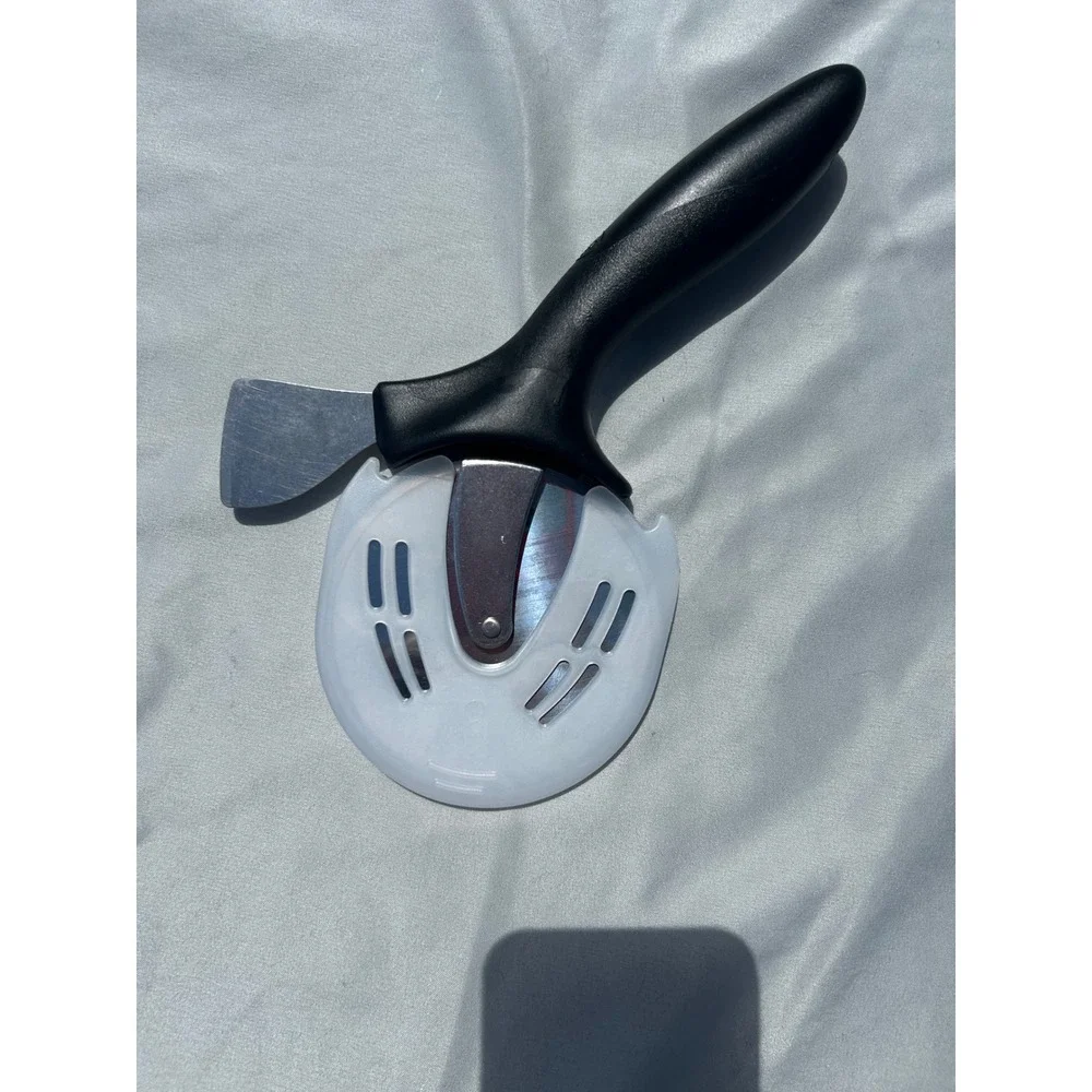 Pampered Chef Pizza Cutter Wheel with Crust Cutter Black Handle & Blade Guard